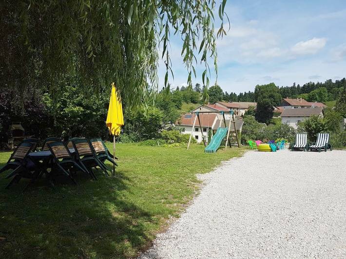 Gîte pour 10 personnes, avec vue et jardin, animaux acceptés dans Châtel-de-Joux