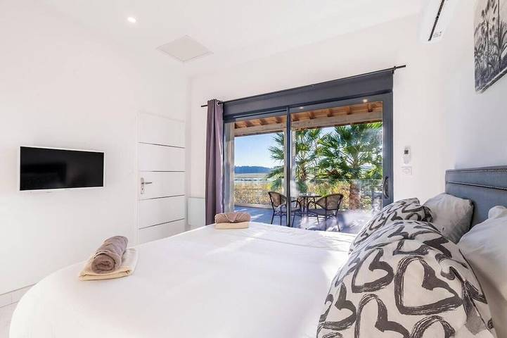 Location de vacances pour 9 personnes, avec jardin et piscine ainsi que jacuzzi et balcon à Plaissan - 3