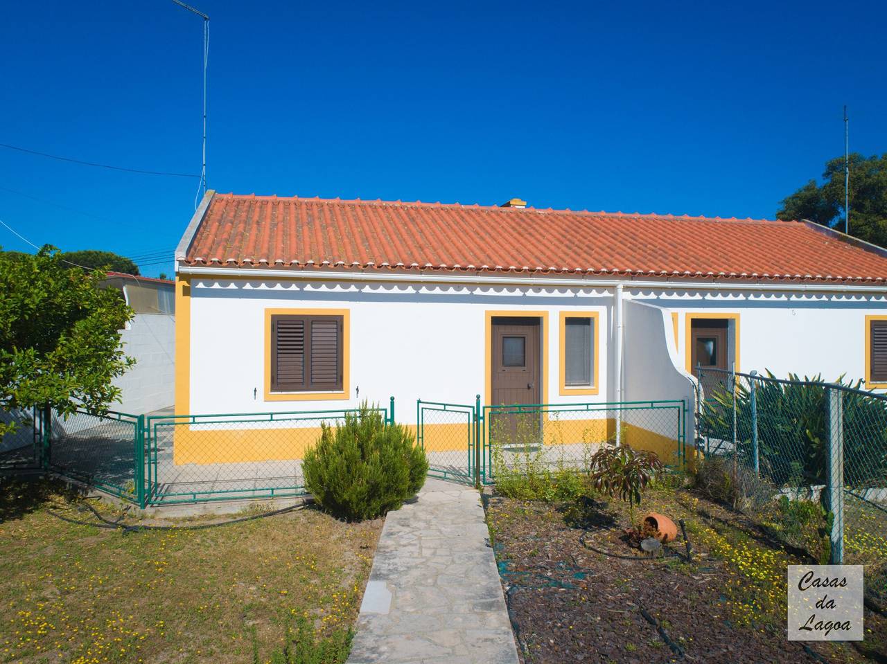 Cottage 'Casas Da Lagoa - T2 Sul' with Private Garden, Balcony and Wi-Fi in Costa Alentejana