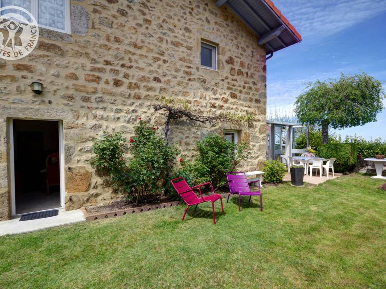 Gîte Bellevue à Marols pour 6 personnes avec charmante cour fermée in Marols, Montbrison