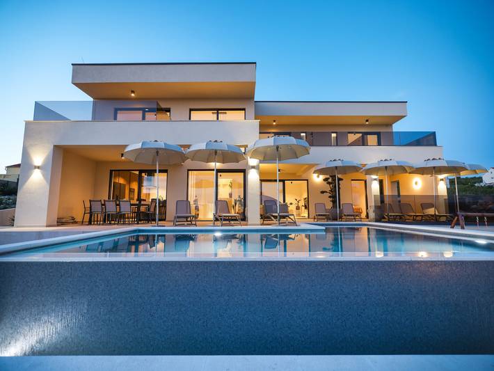 Villa für 8 Personen, mit Terrasse und Garten sowie Pool, mit Haustier in Maslenica