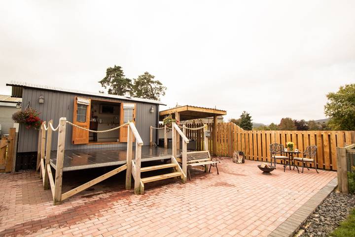 Camping for 2 people, with garden and view, with pets in Mid-Wales
