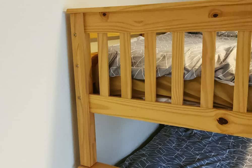 West Stret Retreat.\n\ncozy 2 bedroom house near shops and train station.  in Dover, Kent