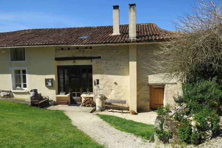 Location de vacances pour 7 personnes, avec Terrasse ainsi que Jardin et Piscine à La Rochebeaucourt-et-Argentine
