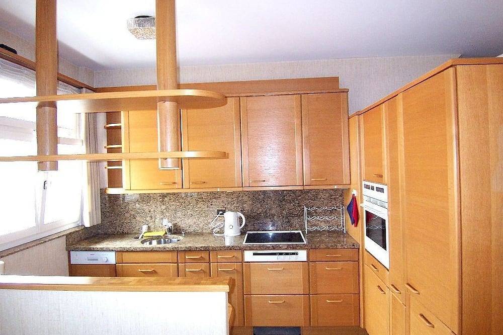 Entire apartment, Huge **** apartment with 2 bathrooms located in the center of Interlaken in Interlaken, Lake Thun