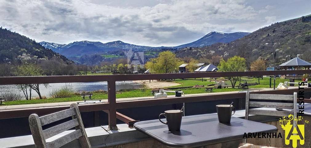 Location de vacances pour 5 personnes, avec balcon ainsi que vue et vue sur le lac dans Lac Chambon - 3