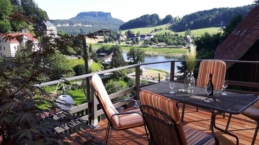 Ferienwohnung für 5 Personen, mit Terrasse und Garten sowie Ausblick