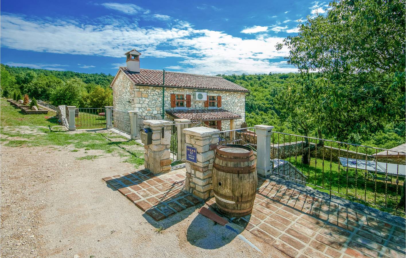 Charmant appartement de 2 chambres avec piscine, Wi-Fi et situé près du centre-ville de Kunj in Raša, Côte Est de l'Istrie