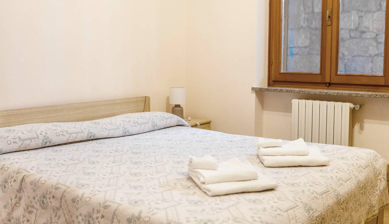 Ganze Wohnung, Ferienwohnung 'Appartamento Chalet' mit Blick auf den See, Gemeinschaftspool und Wi-Fi in Brenzone, Gardasee-Berge