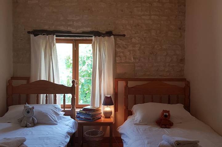 Location de vacances pour 6 personnes, avec piscine ainsi que jardin et terrasse à Saint-Pierre-de-Juillers - 4