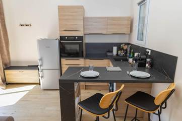 Gîte pour 2 personnes, avec jardin et piscine ainsi que terrasse et jacuzzi à Peyruis