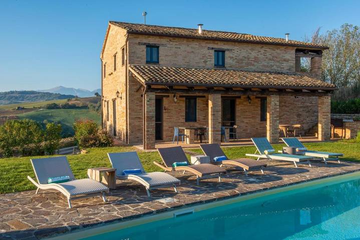 Casa vacanza per 9 persone, con Balcone e Terrazza nonché Giardino e Piscina a Tolentino