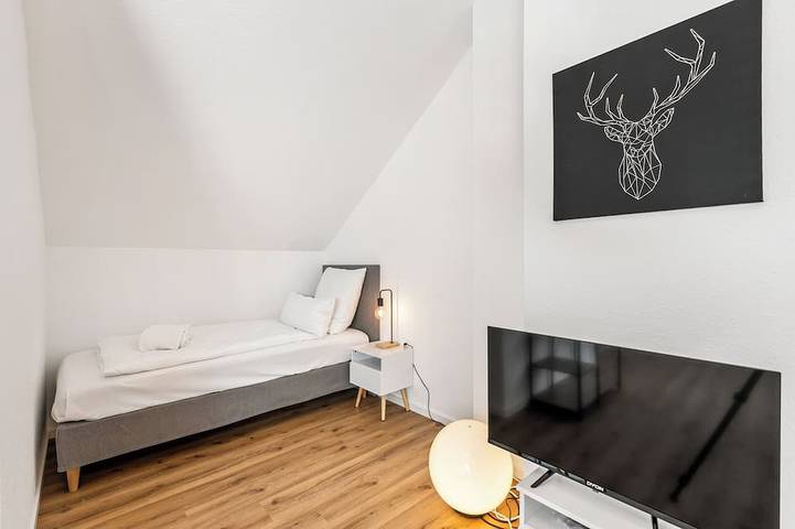 Ganze Wohnung, Ferienwohnung Hirschegg, 2 x Bad 5Z 10 Betten Küche 2 Parkplätze, Wlan in Bad Friedrichshall, Landkreis Heilbronn