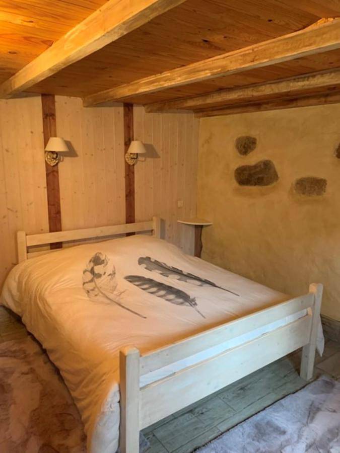 Location de vacances pour 12 personnes, avec vue ainsi que jardin et piscine, animaux acceptés à Silhac - 4