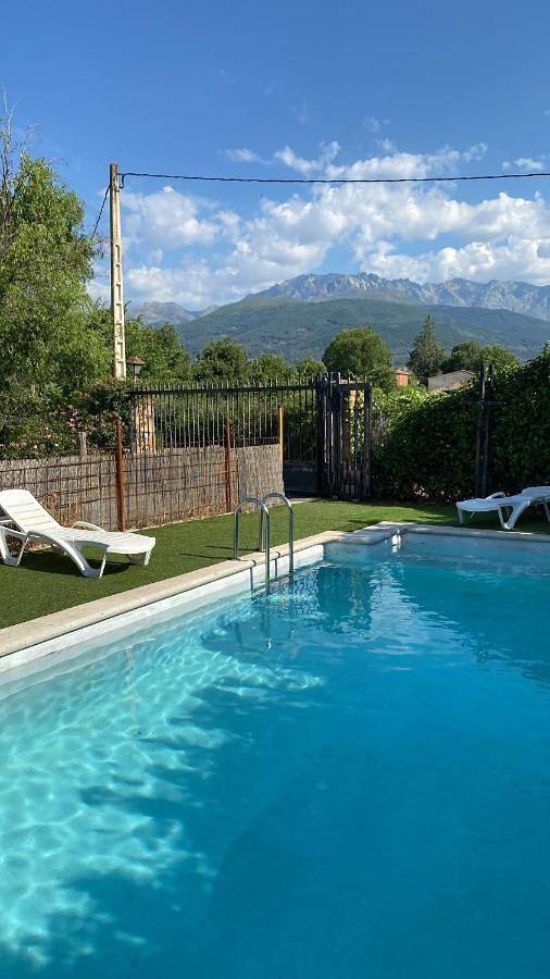 Casa rural para 11 personas, con piscina además de vistas y jardín, Se admiten mascotas en Candeleda