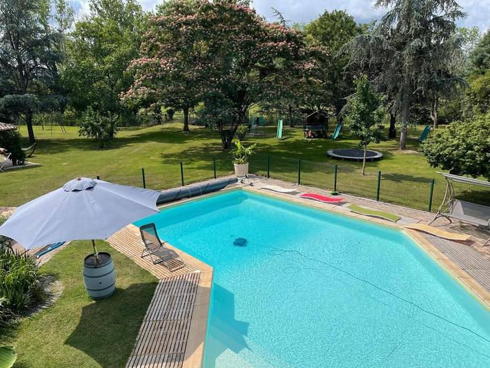 Location de vacances pour 22 personnes, avec terrasse et piscine, animaux acceptés à Gardonne
