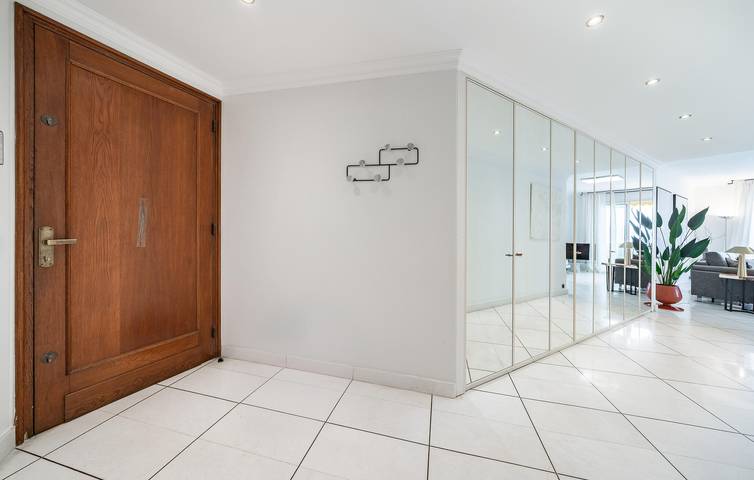 Entire holiday apartment, 110 sq. ft. Apartment with A/C, Parking, Terrace & Internet - 1km to Handi plage in Cannes, Mediterranean Coast (France)