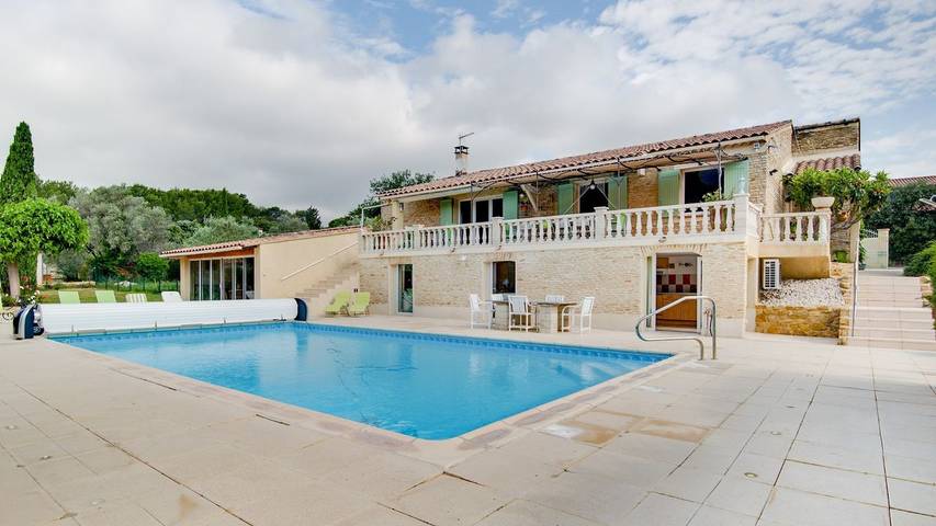 Location de vacances pour 8 personnes, avec jardin et piscine à Lagarde-Paréol