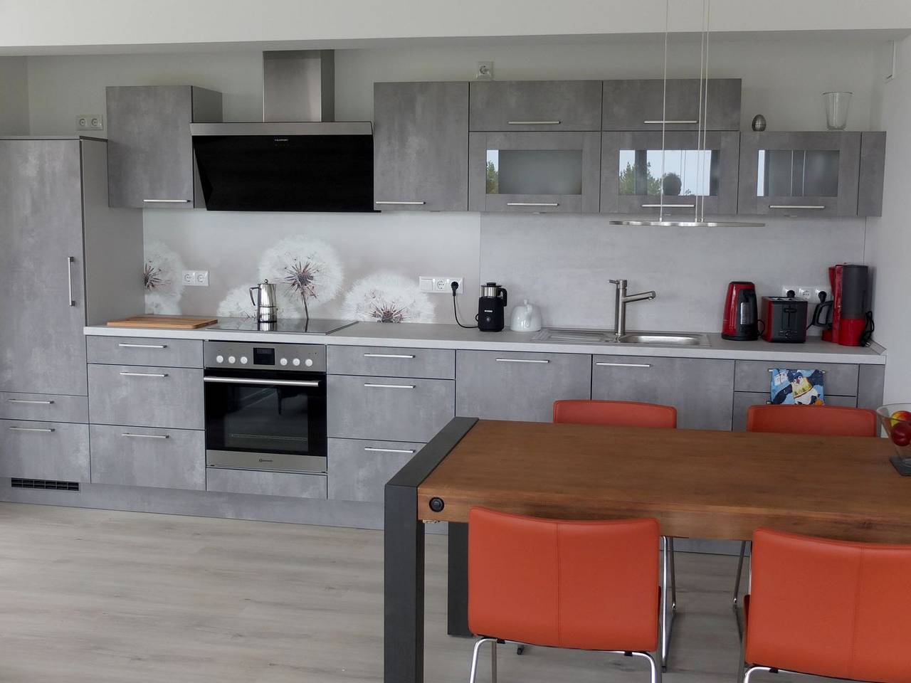 Hel lägenhet, Fewo Albatros: Komfort-Ferienwohnung 93m² mit zwei Bädern & Balkon – Prora in Strand Prora, Binz