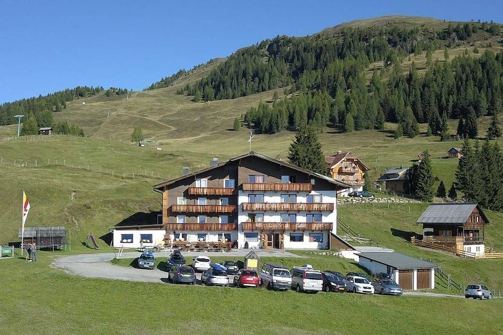 Doppelzimmer mit Nordbalkon - Almhotel Fichtenheim in Kreuzeckgruppe, Berg im Drautal