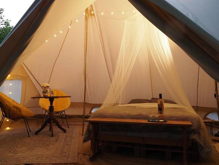 Tente pour 2 personnes, avec Terrasse et Jardin ainsi que Piscine et Vue sur le lac