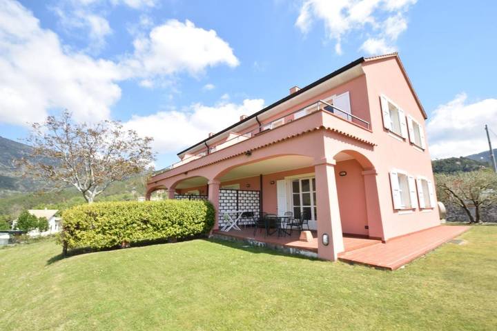 Casa vacanza per 6 persone, con Balcone e Terrazza nonché Giardino e Piscina a Deiva Marina