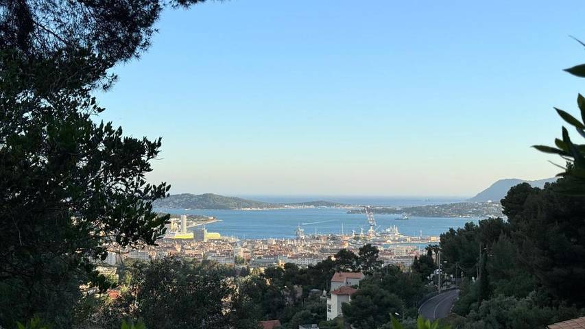 Chambre d’hôte pour 2 personnes, avec Terrasse et Jardin ainsi que Piscine et Vue à Toulon