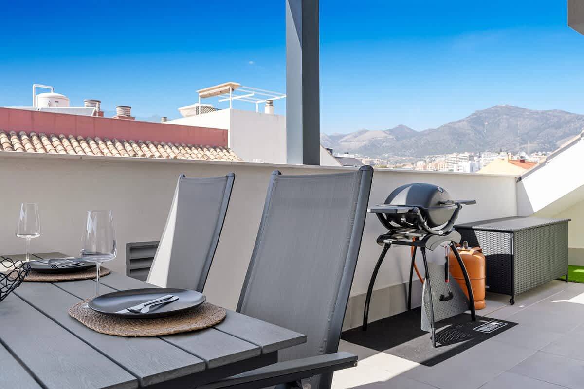 Ganze Ferienwohnung, Sleek Rooftop Penthouse with City & Mountain Views in Los Boliches, Fuengirola