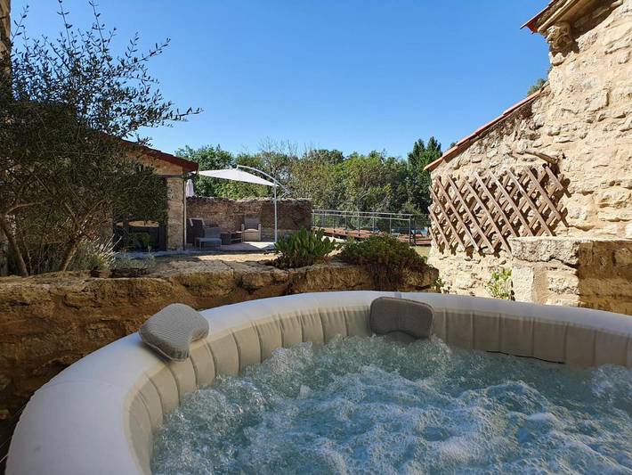 Gîte pour 2 personnes, avec terrasse et jardin ainsi que jacuzzi et piscine à Saint-Bonnet-de-Rochefort - 2
