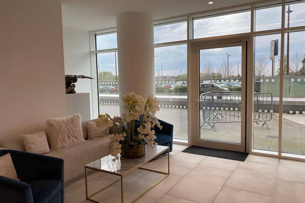 Entire apartment, Berks Luxury Serviced Apartments-Rwh51, 1 Bedroom, Free Gym, wifi & Parking in Bracknell, Berkshire