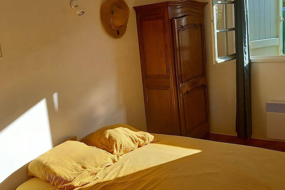 Bedroom and bathroom with summer kitchen, 12-minute walk to beach in Bormes-les-Mimosas, Toulon region