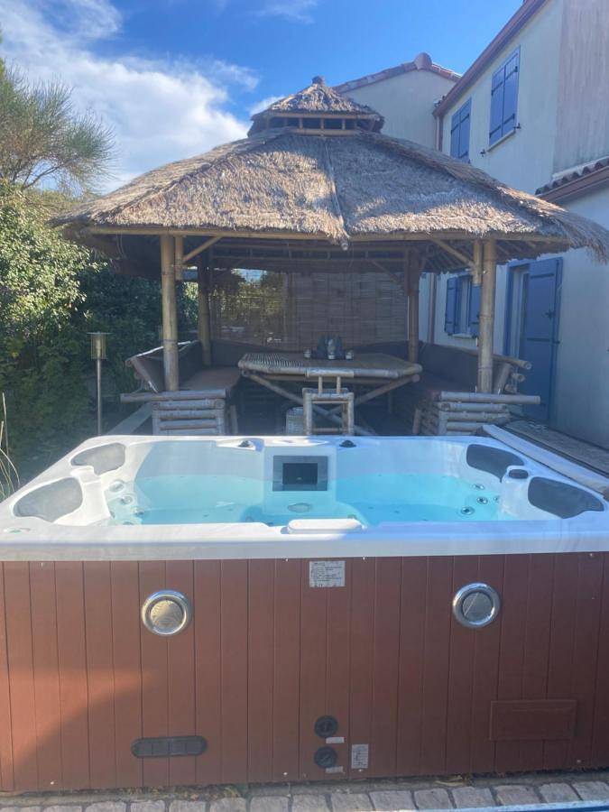 Location de vacances pour 21 personnes, avec terrasse ainsi que vue et piscine à Saint-Hippolyte-de-Montaigu - 2