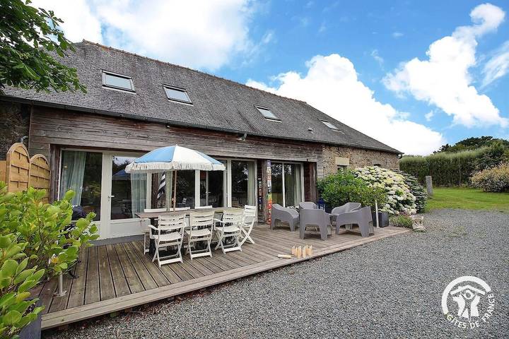 Gîte pour 7 personnes, avec Terrasse ainsi que Jardin et Vue à Trédarzec