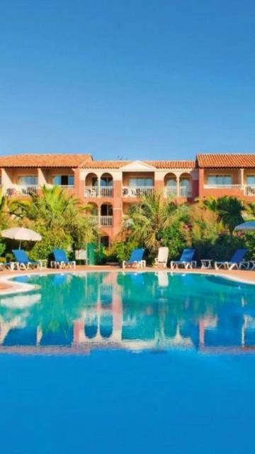 Gîte pour 4 personnes, avec piscine ainsi que jardin et vue dans Plage La Badine
