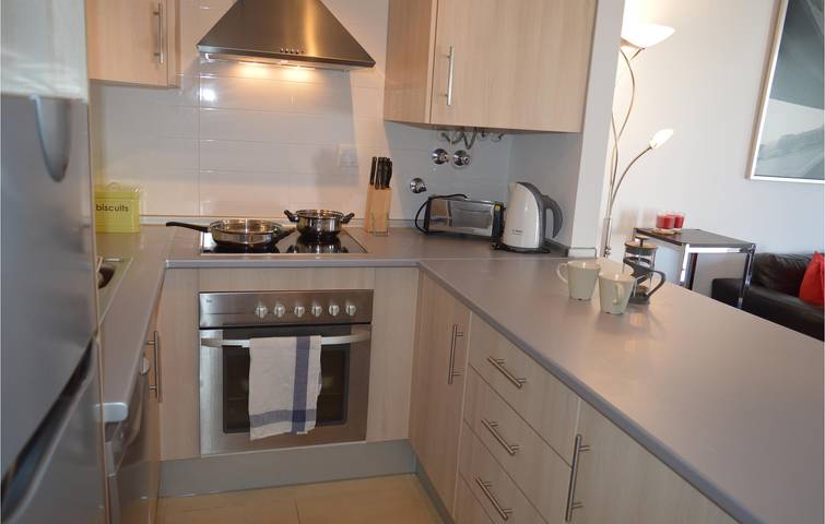 Apartamento vacacional entero, Apartamento con terraza junto a la piscina cerca del centro de la ciudad in Condado de Alhama, Alhama de Murcia