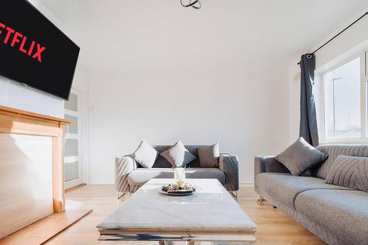 Holiday home for 15 people, with garden, with pets in Hounslow