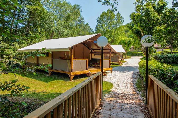 Tente pour 5 personnes avec terrasse in Souillac, Lot