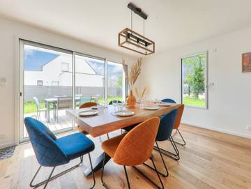 Location de vacances pour 8 personnes, avec terrasse et jardin à Le Tour-du-Parc