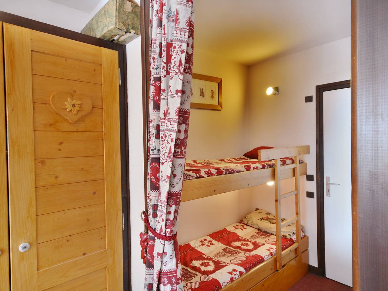 Entire studio, Studio for 4 near Morzine Center and Slopes with Garage, Balcony, and Ski Storage in Morzine, Les Portes du Soleil