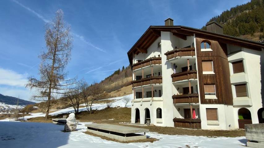 Ferienwohnung für 5 Personen, mit Balkon und Garten sowie Ausblick in Tinzen