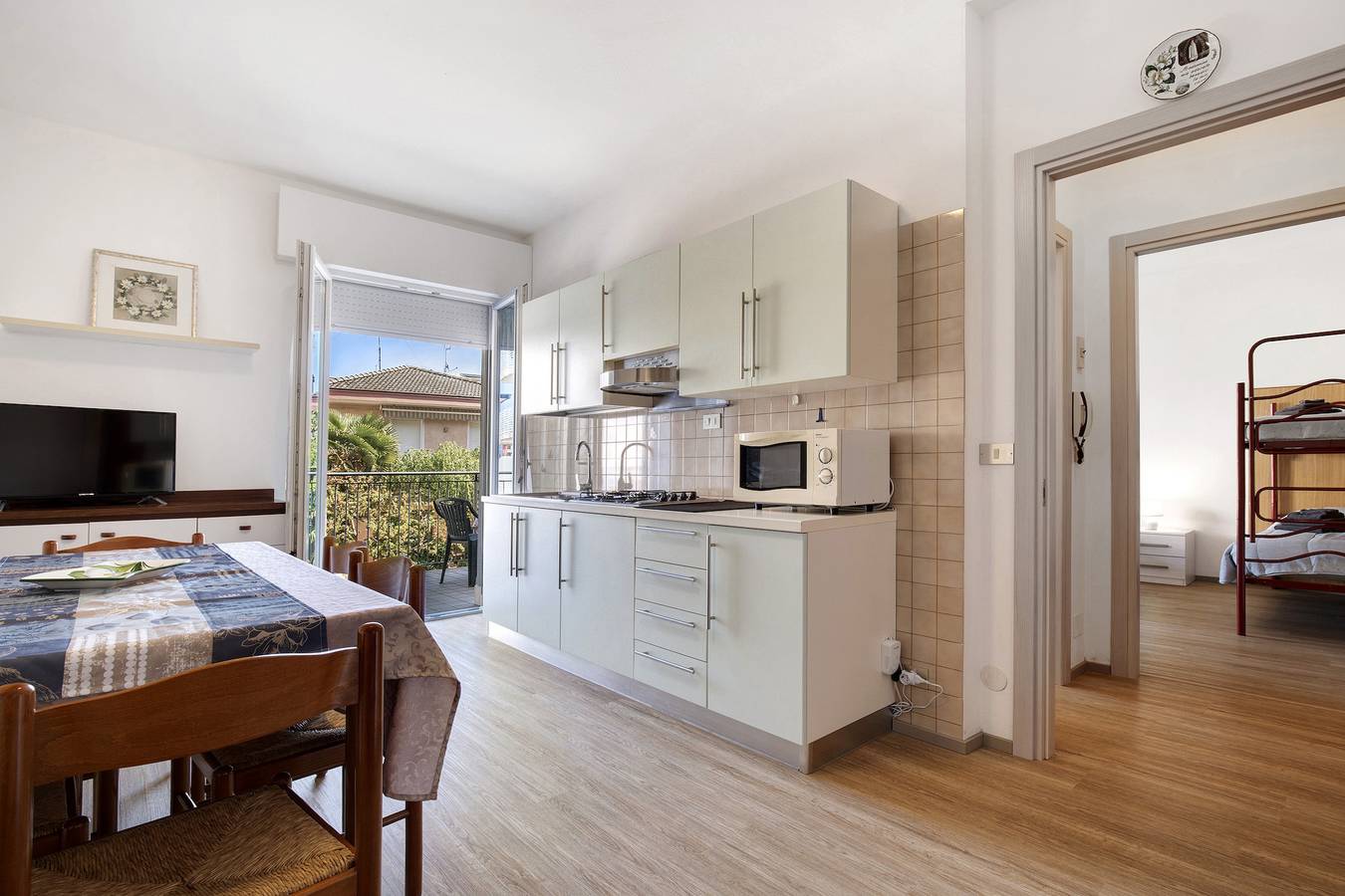 Appartamento intero, Appartamento '1 Piano' con terrazza condivisa, Wi-Fi e aria condizionata in Lido di Jesolo, Jesolo