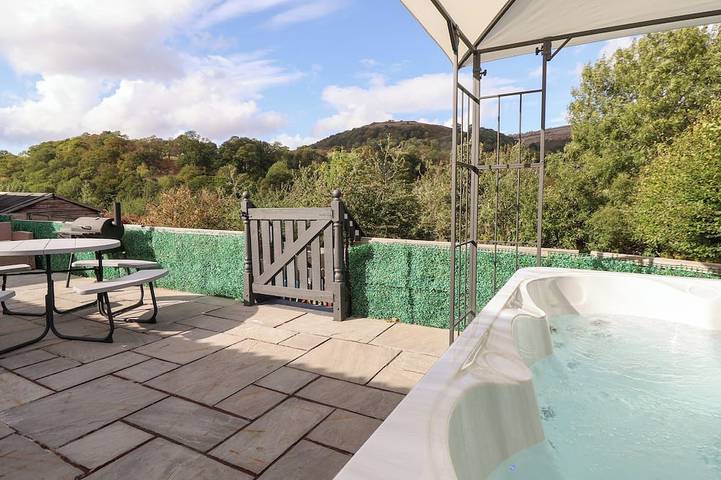Holiday rental for 18 people, with hot tub and garden, with pets in Llangollen