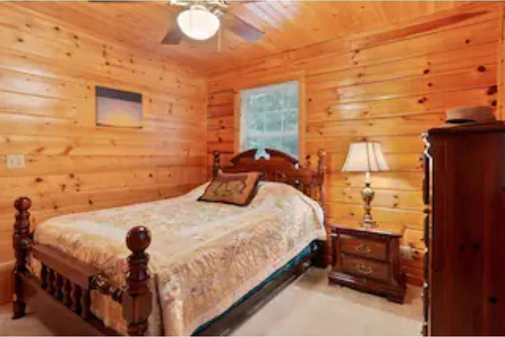 Spacious Retreat on Dale Hollow! Walking distance to Safe Harbor Wisdom Dock. in Dale Hollow Lake