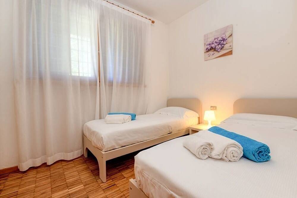 Casa Raffaella: Waterfront private villa, private Pool, near town and lake in Moniga del Garda, Gardasee-Berge