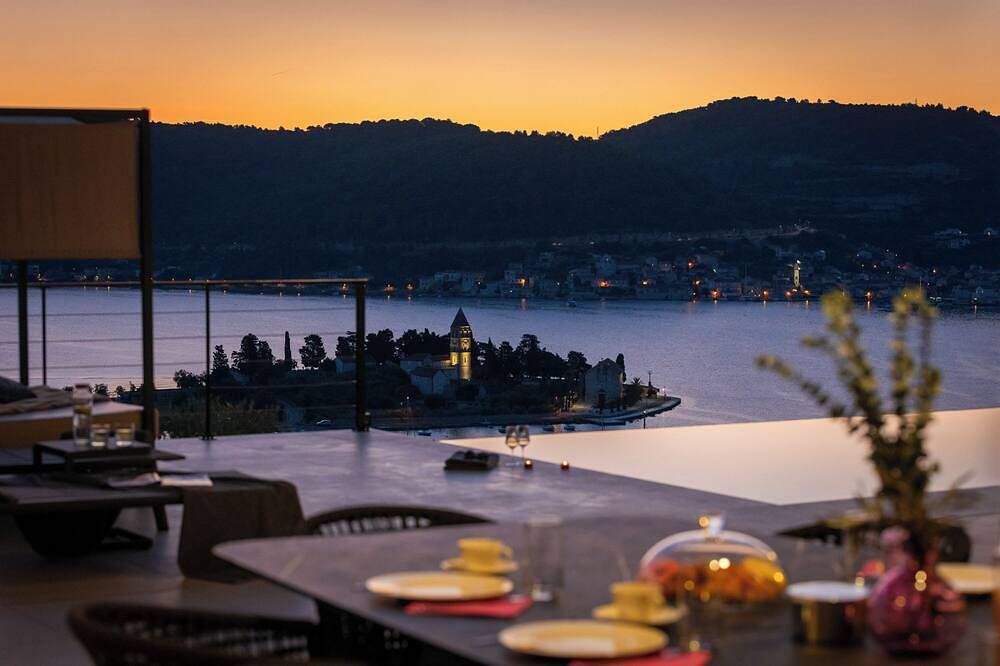 Incredible divine view 5-bedroom villa in Vis Town in Vis Town, Vis (Dalmatia)
