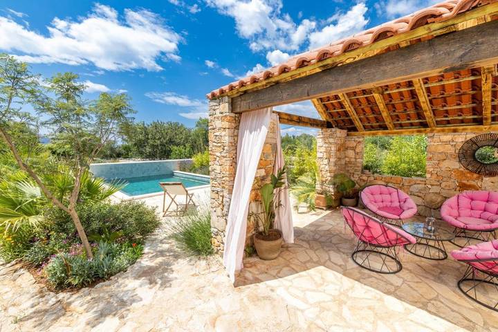 Location de vacances pour 6 personnes, avec Balcon et Jacuzzi ainsi que Terrasse et Jardin