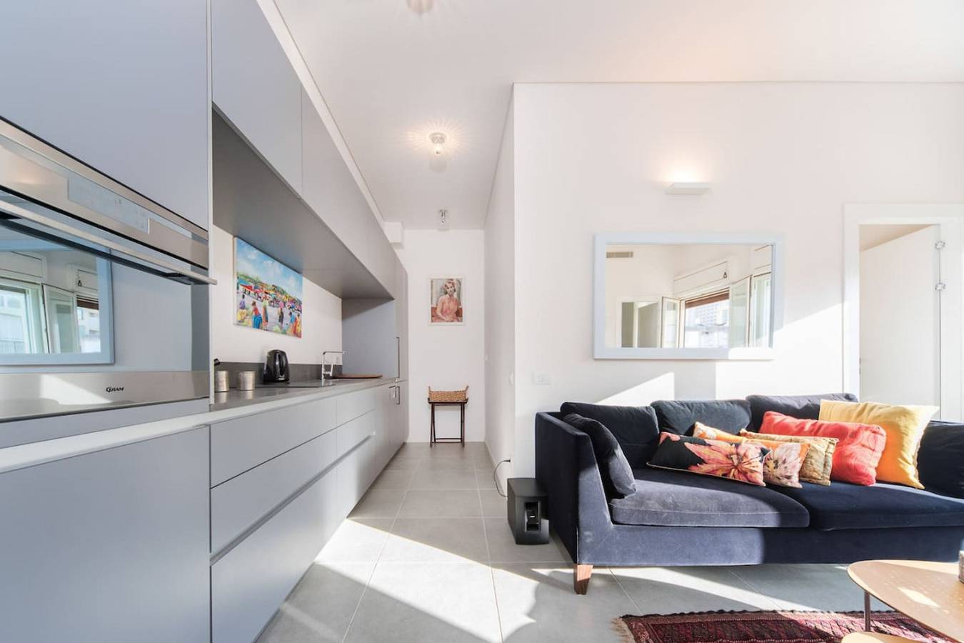 Geheel appartement, Bright Apt w Balcony & Mamad 10min Walk from Beach in Tel Aviv, Tel Aviv (district)