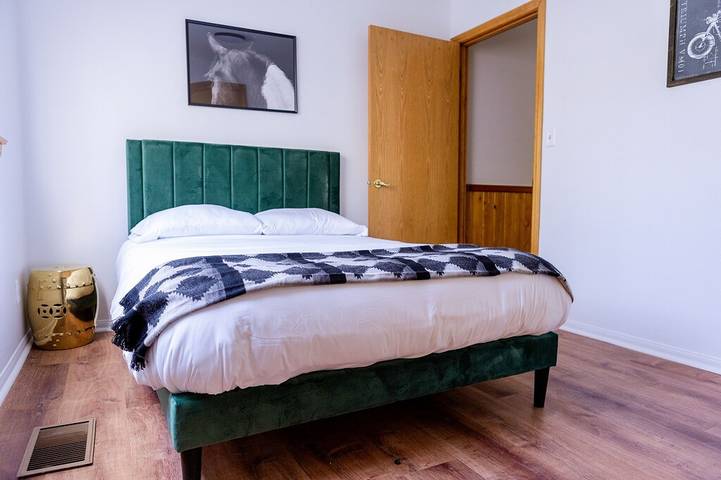 Vacation rental for 14 people, with balcony and hot tub in Wrightwood
