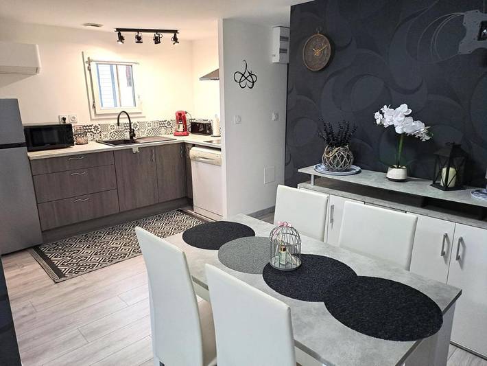 Gîte pour 3 personnes, avec jardin ainsi que terrasse et piscine à Herm