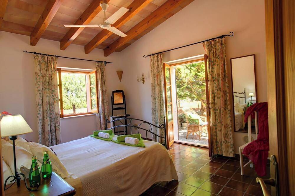 Attractive 2-Bedroom Villa, Private Pool, Superb Bbq Area & Pretty Gardens just 750m to Cala Sa Nau in Cala Mitjana, Felanitx